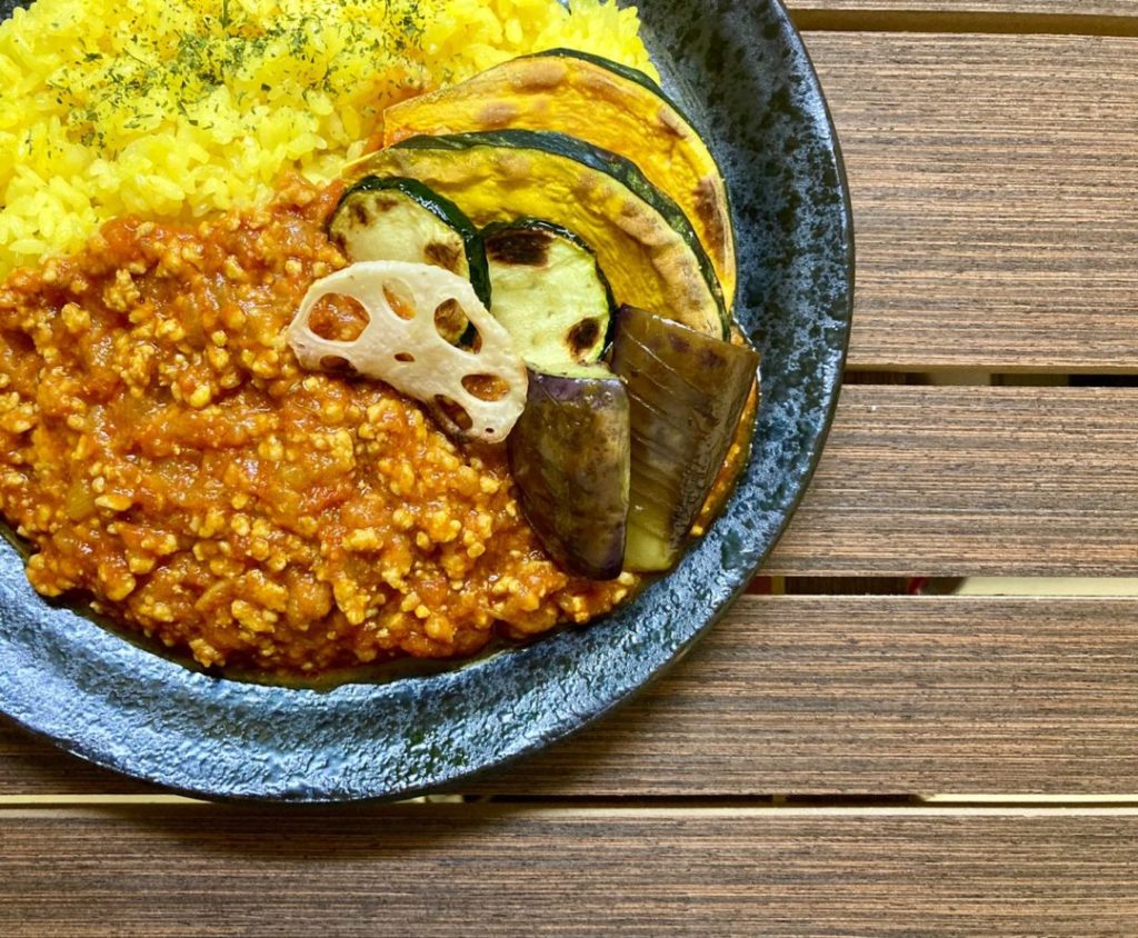 ルーなしでスパイスから作る！トマトとひき肉のヘルシー夏野菜カレーのレシピ&作り方 | danna-meshi