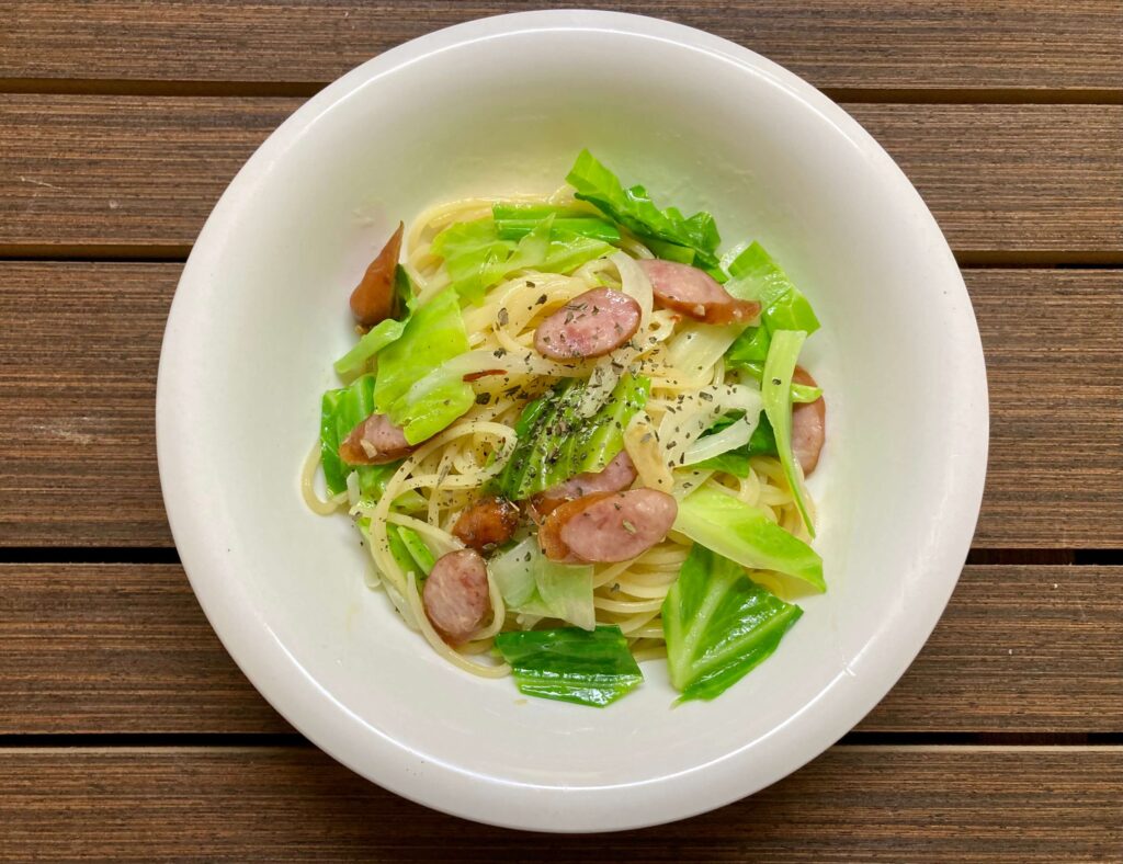旨味と甘さがクセになる ソーセージと春キャベツのペペロンチーノ Danna Meshi