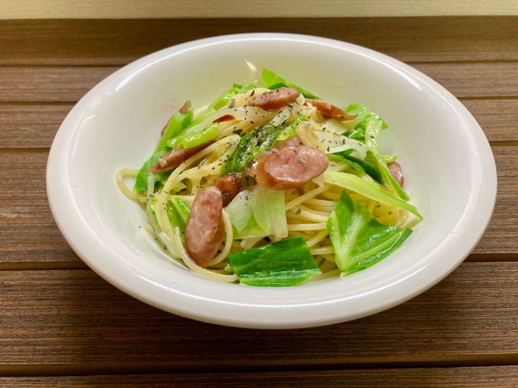 旨味と甘さがクセになる ソーセージと春キャベツのペペロンチーノ Danna Meshi
