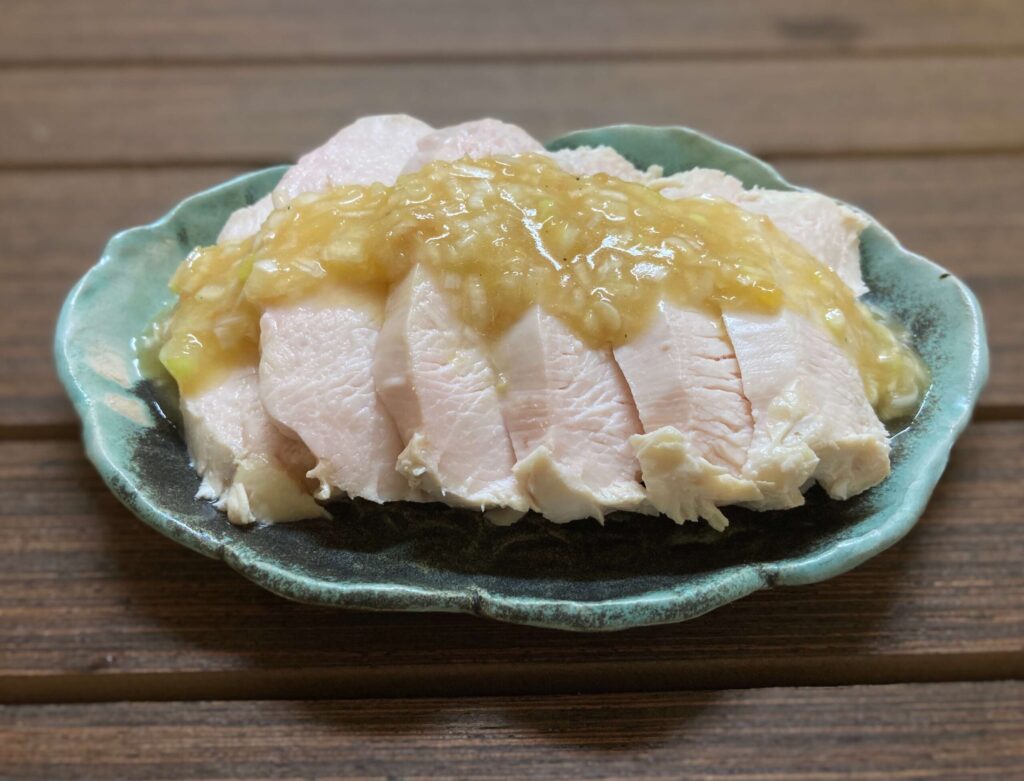 鶏胸肉のさっぱりレシピ！茹でるだけで作れる鶏肉の梅肉ソース添え | danna-meshi