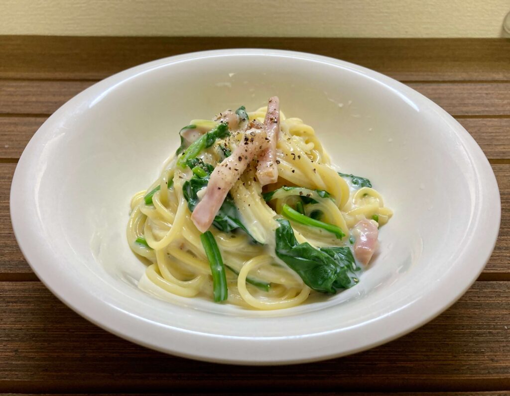 ベーコンとほうれん草のクリームパスタ2